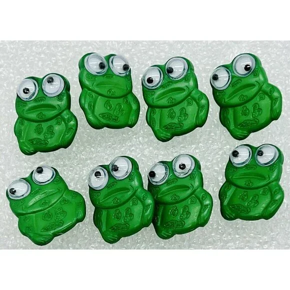 Dill Buttons Plastic Green Frog Googly Eyes Lot of 8 3/4 inch 20mm Germany - Picture 1 of 7